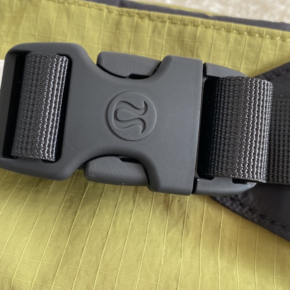 ❤️ Lululemon Mini Belt Bag Bronze Green/Black NWT - Picture 8 of 9